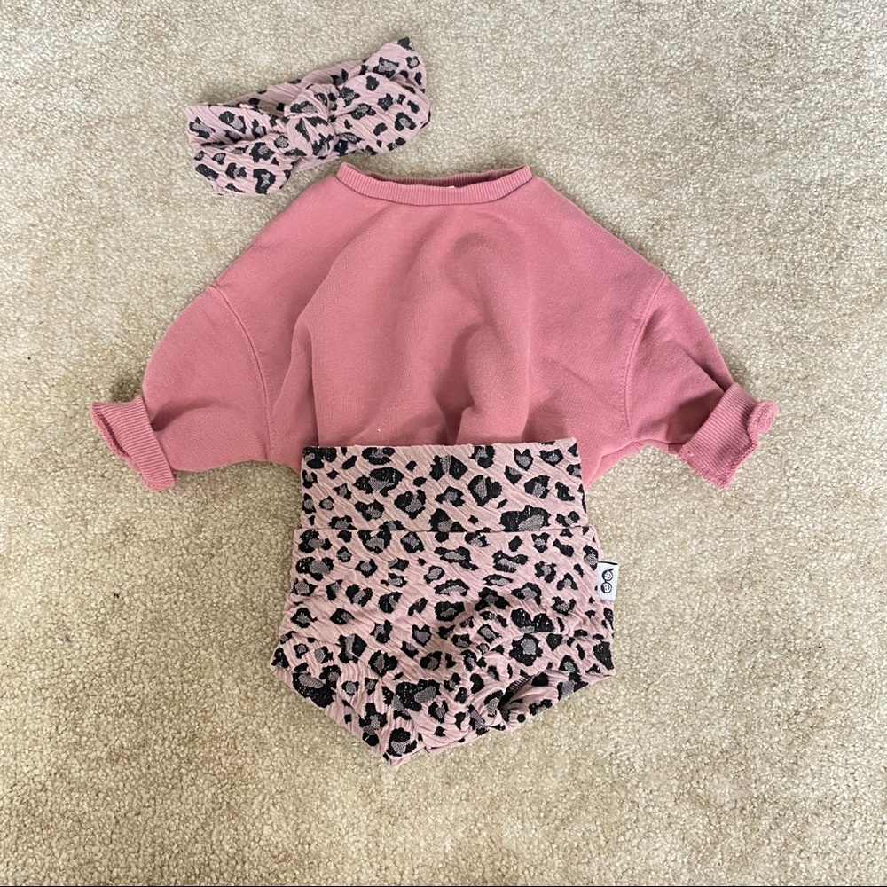 Oversized sweat shirt and bummies with bow